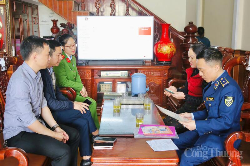 Chi cục QLTT Hà Tĩnh phối hợp các lực lượng chức năng tuyên truyền tới các hộ kinh doanh. Ảnh: QLTT Hà Tĩnh
