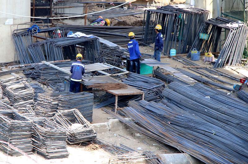 UBND thành phố Hà Nội yêu cầu các cơ quan liên quan tăng cường các giải pháp quản lý, bình ổn giá nhiên liệu, nguyên liệu, vật liệu xây dựng. Ảnh minh hoạ
