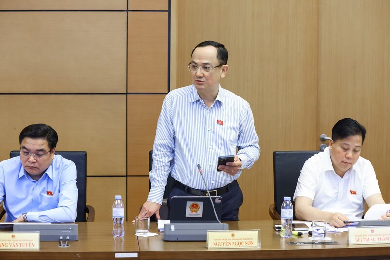 Đại biểu Nguyễn Ngọc Sơn, Đoàn đại biểu Quốc hội Hải Phòng nêu ý kiến cần đánh giá tác động toàn diện của chính sách nghỉ hưởng lương trong Ngày Văn hóa Việt Nam đối với khu vực doanh nghiệp. Ảnh: Quang Vinh