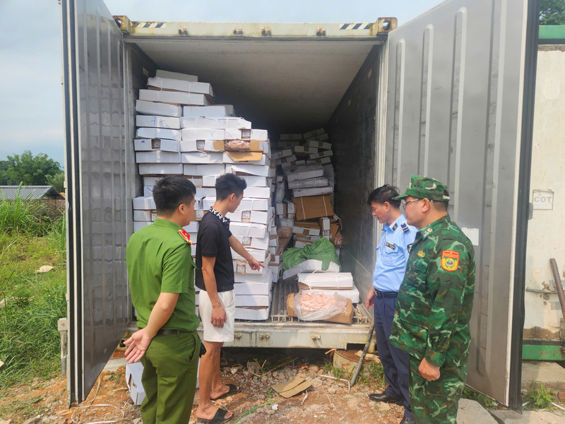 Kho hàng chứa 10.500 kg chân gà đông lạnh không rõ nguồn gốc, xuất xứ. Ảnh: Quản lý thị trường tỉnh Quảng Ninh