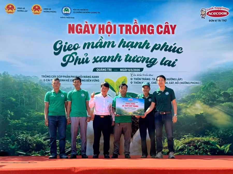 Ông Võ Đức Duy - Phó Giám đốc chi nhánh Đà Nẵng, đại diện Acecook Việt Nam tiến hành trao tặng 10.500 cây giống cho đại diện Hội các nhóm hộ có chứng chỉ rừng Quảng Trị, tổ chức địa phương và đại diện Ban quản lý rừng cộng đồng các thôn. ong-vo-duc-duy-dai-dien-acecook-viet-nam-tien-hanh-trao-tang-10000-cay-xanh-cho-dai-dien-va-to-chuc-dia-phuong-2.jpg