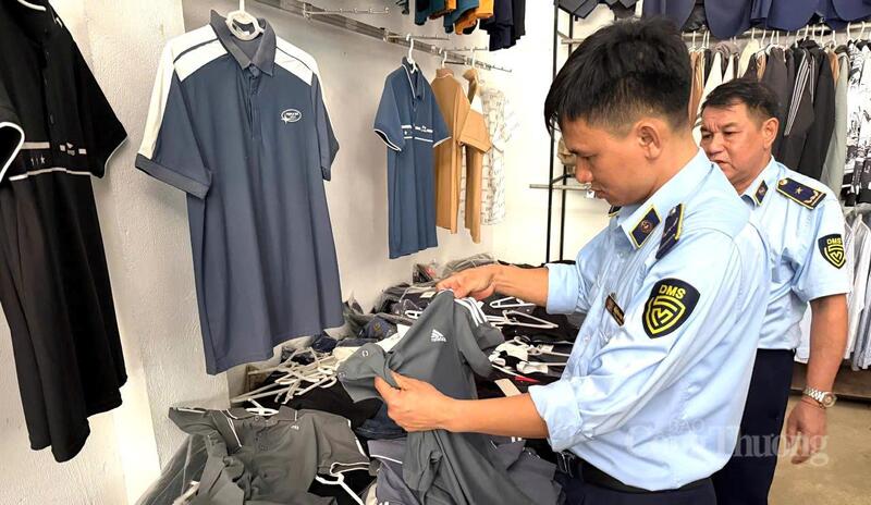 Lực lượng quản lý thị trường Sơn La tăng cường, kiểm tra, xử lý hàng hóa xâm phạm quyền sở hữu trí tuệ. Ảnh: Hải Sơn