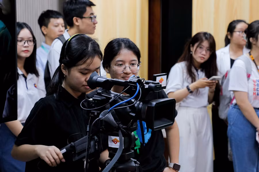 Sinh viên Trường Đại học Khoa học xã hội và Nhân văn (Đại học Quốc gia TPHCM) trong giờ thực hành. Ảnh: NTCC. 8b175baea41b1045490a.jpg