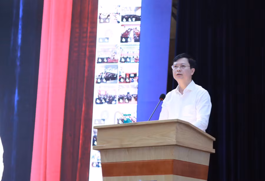 Ông Nguyễn Văn Hiền quán triệt nhiệm vụ tới toàn thể các bộ phận tham gia công tác tổ chức Kỳ thi trên địa bàn thành phố. hi-6.jpg