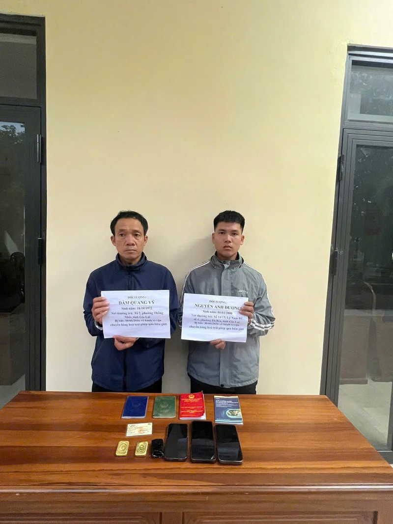 Hai đối tượng cùng tang vật bị lực lượng chức năng bắt giữ khi đang vận chuyển hàng hóa trái phép qua biên giới. Ảnh: Biên Phòng