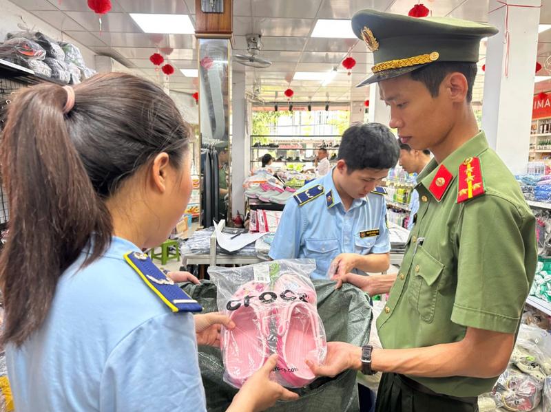 Hơn 350 sản phẩm giả mạo nhãn hiệu bị thu giữ.