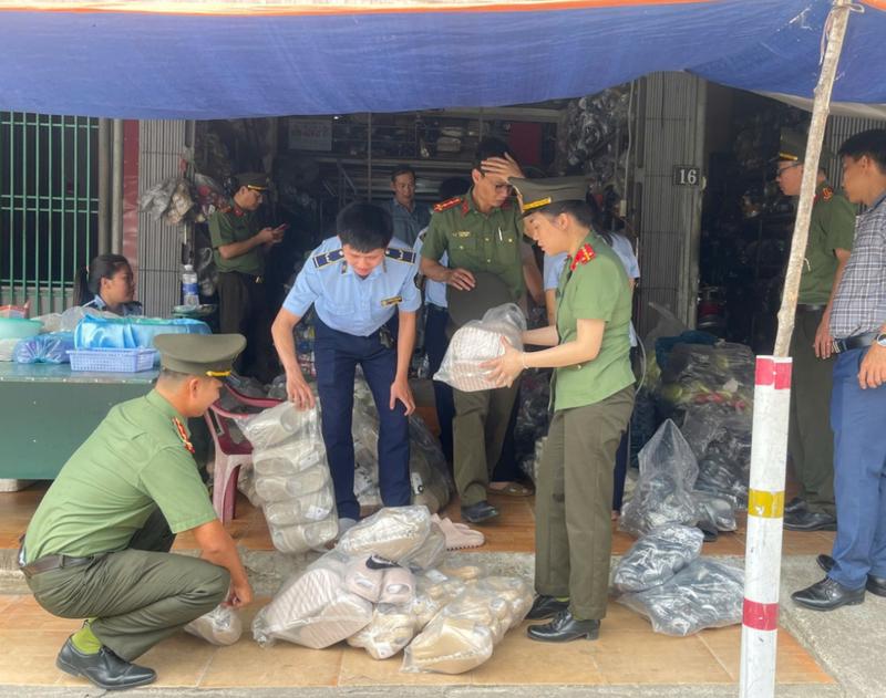Lực lượng chức năng thu giữ hàng hóa nghi giả mạo nhãn hiệu. Ảnh: Công an Quảng Trị