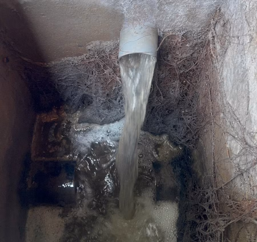 Nước thải phát sinh khi vệ sinh khu vực tập kết rác thải sinh hoạt và từ khu vực giặt sấy đồ vải (ga giường, vỏ gối, quần áo bệnh nhân…) không đưa về hệ thống xử lý nước thải của bệnh viện. z7817714805109-ea001111c77746777f4650f43906c2c0.jpg