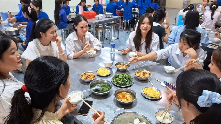 Thí sinh phấn khởi khi được ăn cơm miễn phí trong những ngày dự thi. 1893a57568b5e9ebb0a4.jpg