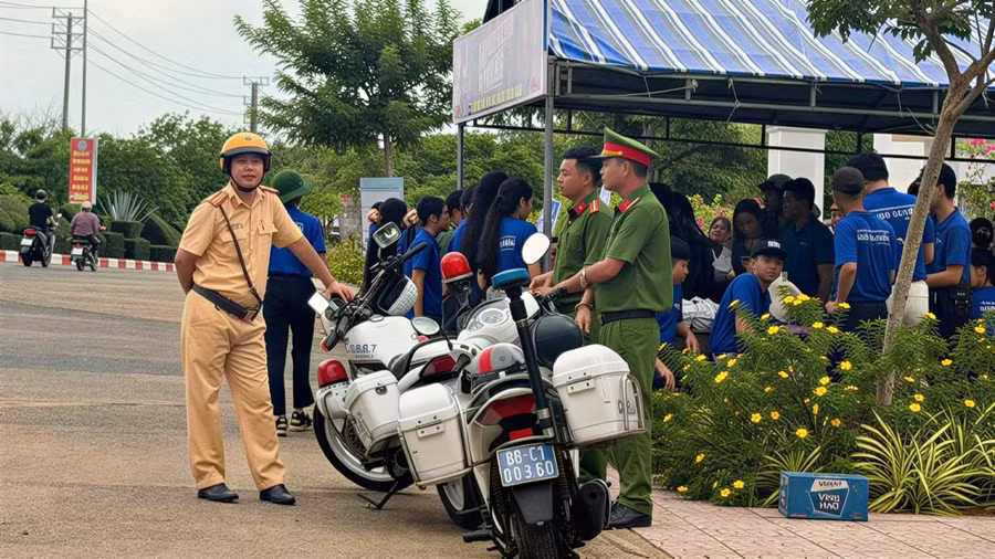 Lực lượng công an bảo đảm an ninh trật tự tại Điểm thi. z7923302043464-5b164c05ba391fcecee90e845d06e488-3715.jpg
