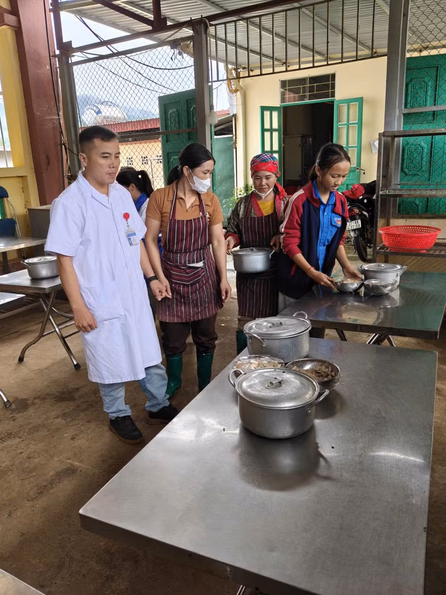 Kiểm tra an toàn thực phẩm tại các bếp ăn tập thể tại những Điểm thi khu vực Tủa Chùa. y-te-db.jpg