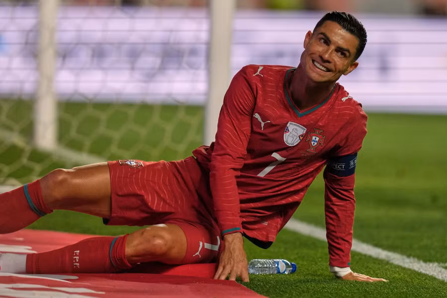 Ronaldo tiếc nuối vì bỏ lỡ những cơ hội ngon ăn. ronaldo-1.jpg