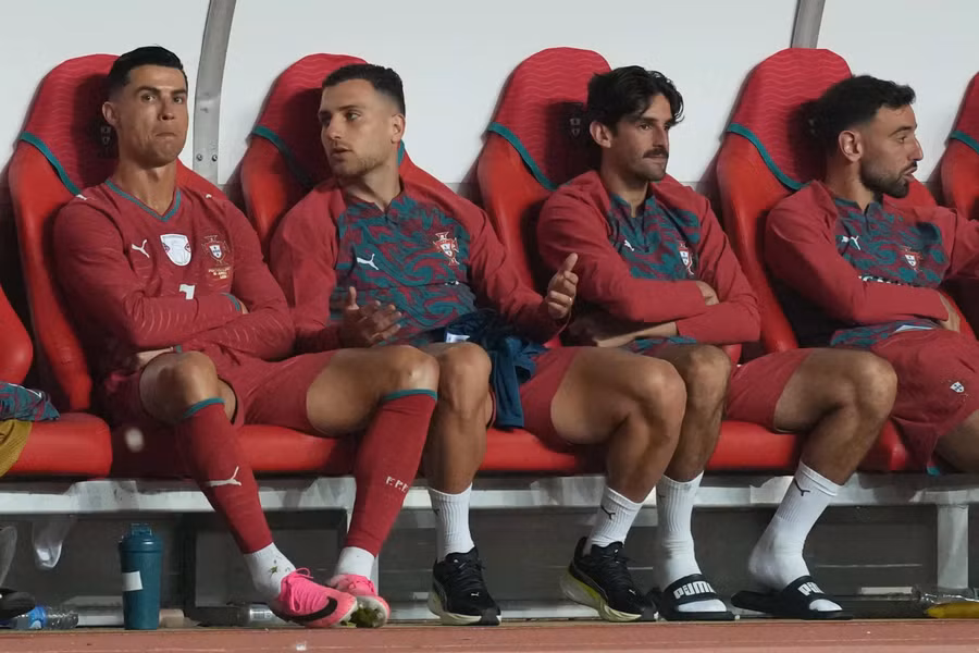 Ronaldo được rút ra nghỉ sau 65 phút thi đấu, bỏ lỡ nhiều cơ hội. ronaldo-4.jpg
