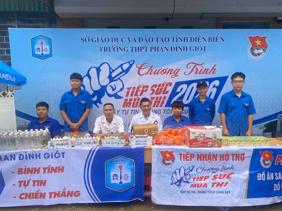 Cán bộ y tế thường trực tại Điểm thi Trường THPT Phan Đình Giót, phường Điện Biên Phủ. y-te-db-3.jpg