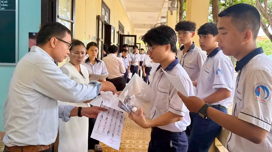 Các thí sinh làm thủ tục vào phòng thi. z7923302068635-28185471450b240337a936006196ea34.jpg
