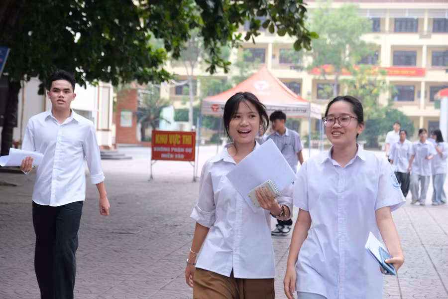 Thí sinh tại Điểm thi Trường THPT Chuyên Bắc Ninh hân hoan khép lại hành trình 12 năm đèn sách. chuyen-1.jpg
