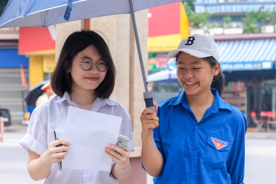 Tình nguyện viên đồng hành với "sĩ tử" trong suốt kỳ thi. n13.jpg