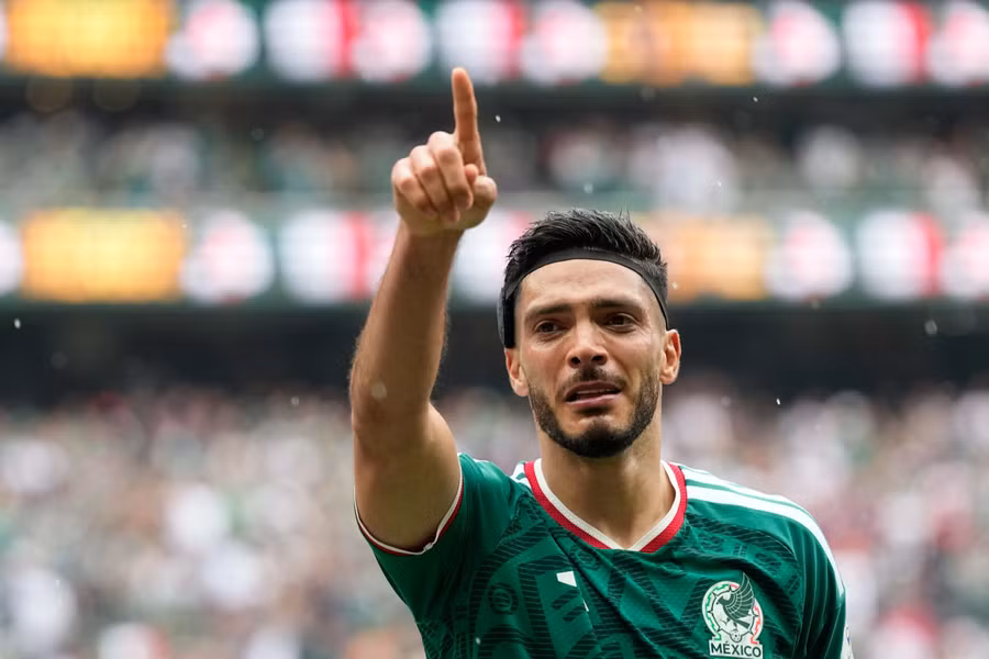 Raul Jimenez ăn mừng bàn thắng đầu tiên trong sự nghiệp tại World Cup. Pha lập công cũng giúp anh cán mốc 46 bàn cho tuyển Mexico, cân bằng thành tích của Jared Borgetti. mexico-5.jpg