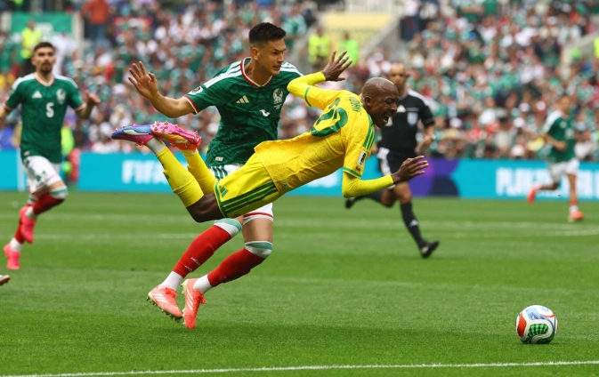 Trận đấu mở màn World Cup 2026 với 3 tấm thẻ đỏ. Ảnh: Reuters.