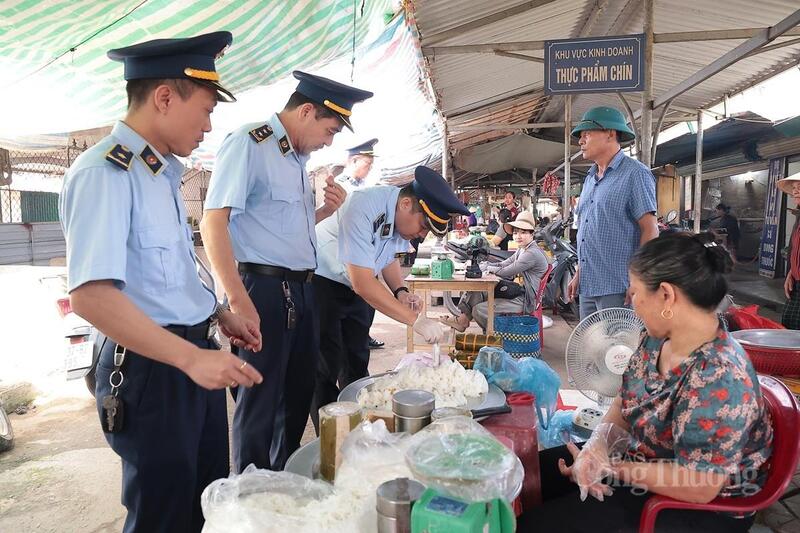 Đội QLTT số 1 lấy mẫu xét nghiệp chất cấm trong thực phẩm tại các chợ truyền thống. Ảnh: Trọng Tùng