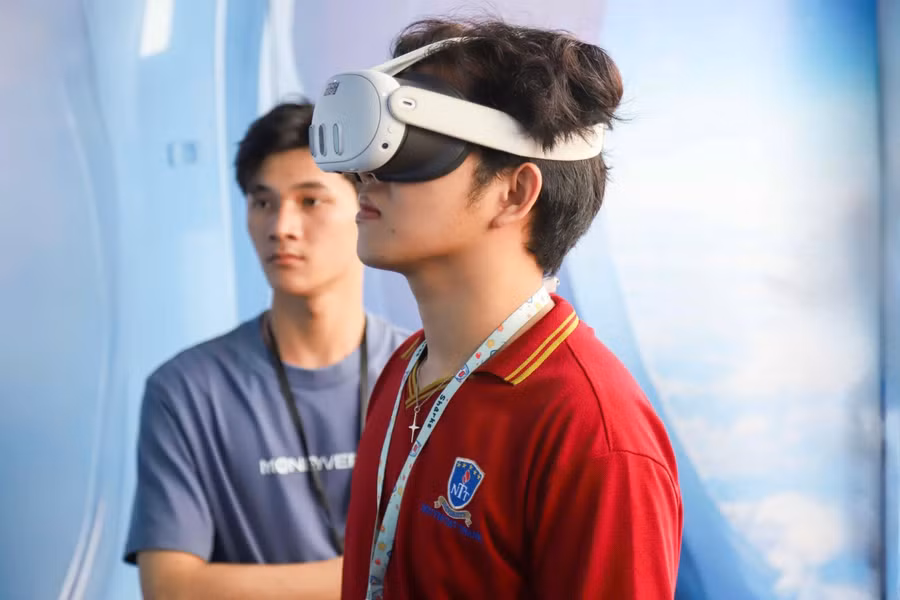 Sinh viên Trường Đại học Nguyễn Tất Thành trải nghiệm công nghệ thực tế ảo. Ảnh: NTTU. lien-nganh-xuyen-nganh-2.jpg