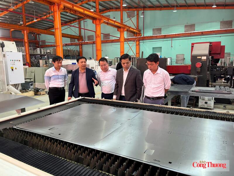 Nhiều cơ sở công nghiệp nông thôn tại tỉnh Bắc Ninh được hỗ trợ máy móc sản xuất, nâng cao hiệu quả hoạt động. Ảnh: Tùng Vũ