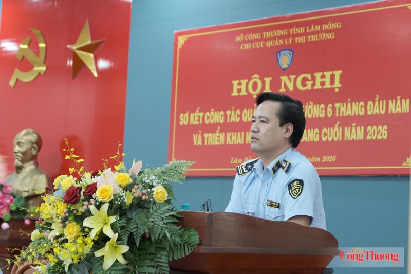 Ông Phan Văn Tuyên, Chi cục trưởng Chi cục Quản lý thị trường tỉnh Lâm Đồng phát biểu tại hội nghị. Ảnh: Lê Sơn