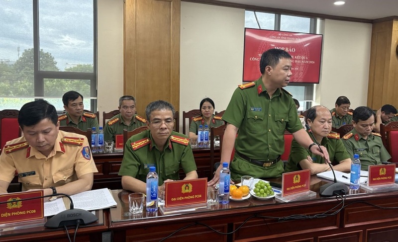 Đại diện lãnh đạo các phòng nghiệp vụ đã trực tiếp trả lời, cung cấp thông tin, làm rõ các nội dung báo chí và dư luận quan tâm. Ảnh: Công an Thanh Hóa