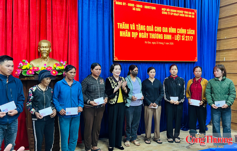 Chương trình dành 100 suất quà, mỗi suất quà trị giá 300.000 đồng để trao tặng các gia đình chính sách, người có công trên địa bàn xã Gào.