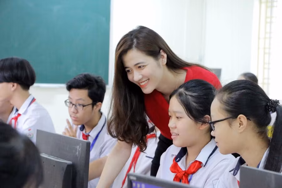 Cô - trò Trường THCS Thịnh Liệt, phường Hoàng Mai, Hà Nội. Ảnh: Đình Tuệ. gv.jpg