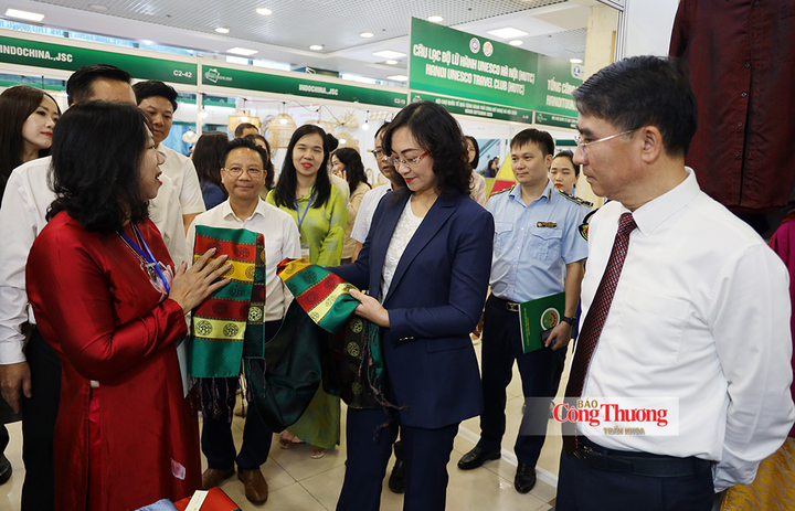 Thứ trưởng Bộ Công Thương Phan Thị Thắng cùng các đại biểu tham quan gian hàng lụa Vạn Phúc.
