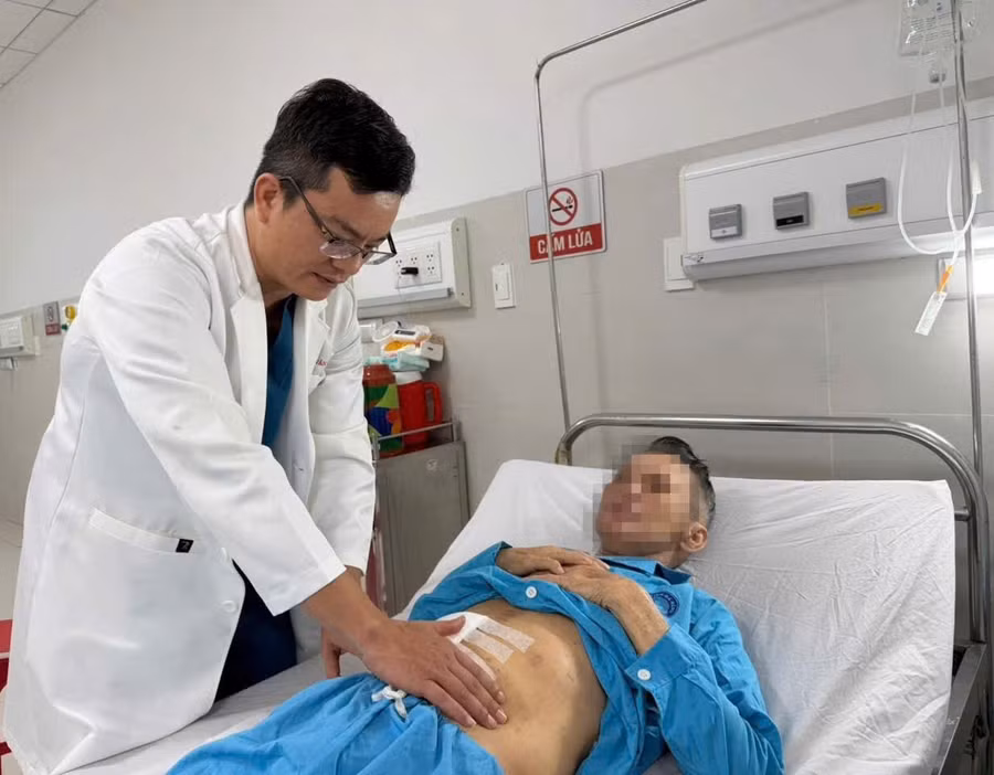 Bác sĩ kiểm tra sức khỏe của bệnh nhân sau phẫu thuật. Ảnh: BVCC
