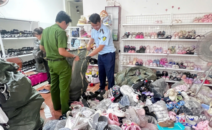 Công an tỉnh Quảng Trị phối hợp với các lực lượng chức năng phát hiện, đấu tranh và xử lý nhiều vụ việc kinh doanh, trưng bày, livestream rao bán hàng hóa giả mạo các thương hiệu nổi tiếng.