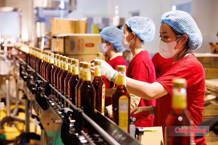 Nước mắm được đóng chai trước khi đưa ra thị trường