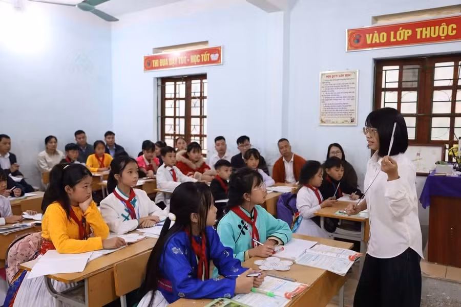 Cô và trò Trường THCS Bình Ca, xã Bình Ca. 1000056173.jpg