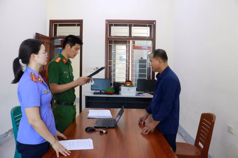 Cơ quan chức năng đọc quyết định khởi tố vụ án, khởi tố bị can đối với Bùi Văn Trường – người cầm đầu đường dây sản xuất, buôn bán thuốc giả. thuoc-gia-1.jpg