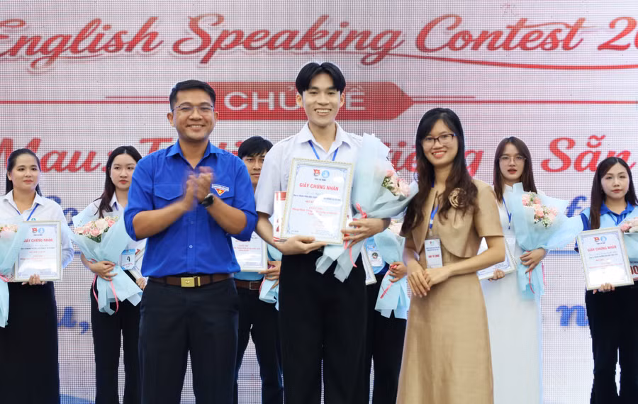 Ngô Cương - sinh viên BDU Cà Mau xuất sắc giành giải Nhất cuộc thi Hùng biện tiếng Anh năm 2026. hung-bien-tieng-anh-10.jpg