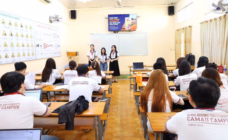 Sinh viên BDU Cà Mau thuyết trình tiếng Anh theo chủ đề. tieng-anh-3.jpg