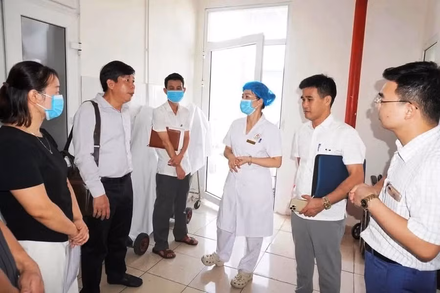 CDC Thanh Hóa phối hợp với phường Hạc Thành thực hiện các biện pháp giám sát, xử lý dịch sốt xuất huyết, ngăn chặn bệnh lây lan trong cộng đồng. img-3426.jpg