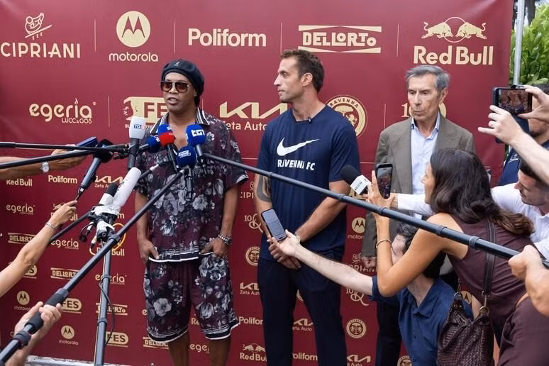 Ronaldinho trong buổi ra mắt Ravenna tại Ý ngày 20/8/2026. Huyền thoại người Brazil chuẩn bị trở lại thi đấu chuyên nghiệp ở tuổi 46. Ảnh: ANSA. ronaldinho.jpg
