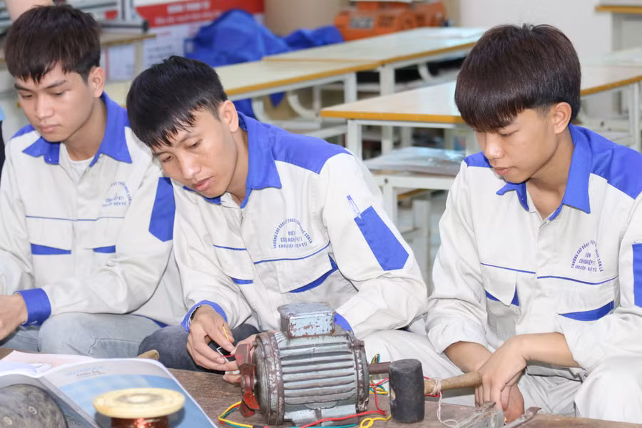 Sinh viên Trường Cao đẳng Kỹ thuật Công nghệ Sơn La thực hành sửa chữa mô tơ điện. img-0309.jpg