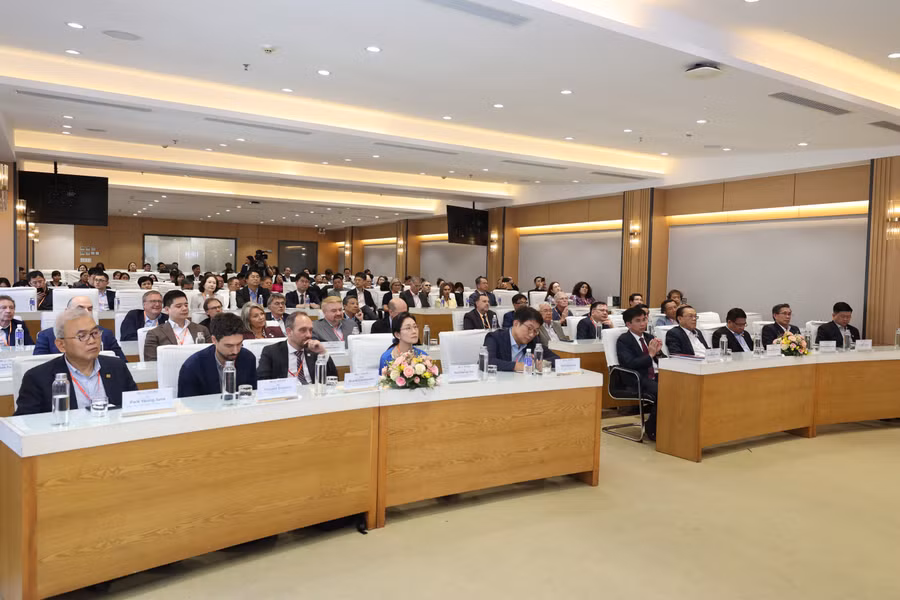 Các chuyên gia, nhà khoa học dự diễn đàn. Ảnh: UEH.