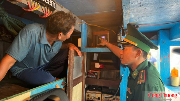 Lực lượng biên phòng hướng dẫn ngư dân cài đặt các phần mềm giám sát hành trình để quản lý.
