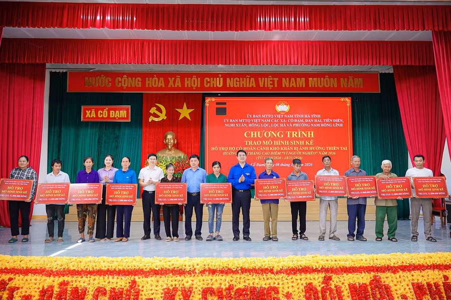 Ban Vận động Quỹ Cứu trợ tỉnh và chính quyền địa phương trao biểu trưng hỗ trợ 12 mô hình sinh kế nuôi bò sinh sản, nuôi lợn và ngư lưới cụ đánh bắt hải sản cho các hộ dân xã Cổ Đạm. dsc07911.jpg